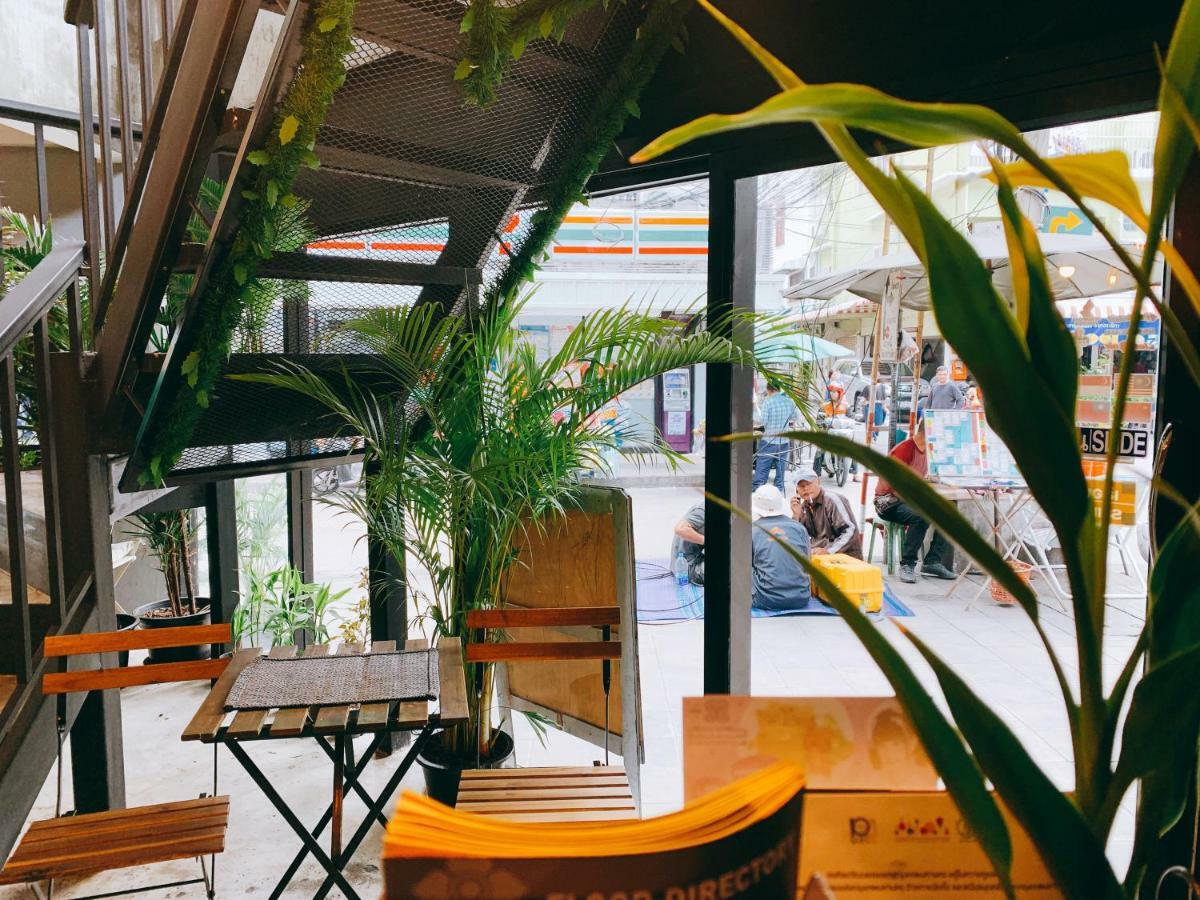 Oasis Cafe And Nap Hostel Bangkok Exterior photo