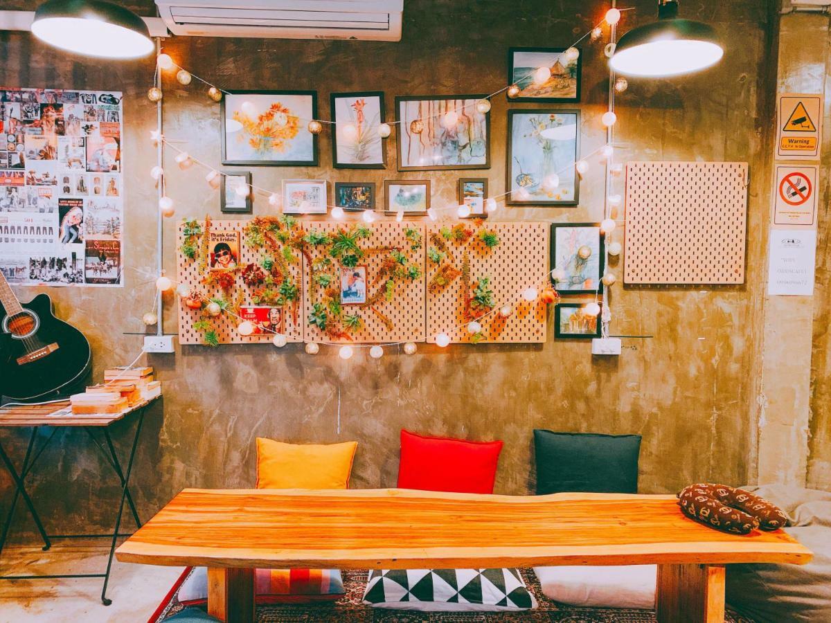 Oasis Cafe And Nap Hostel Bangkok Exterior photo