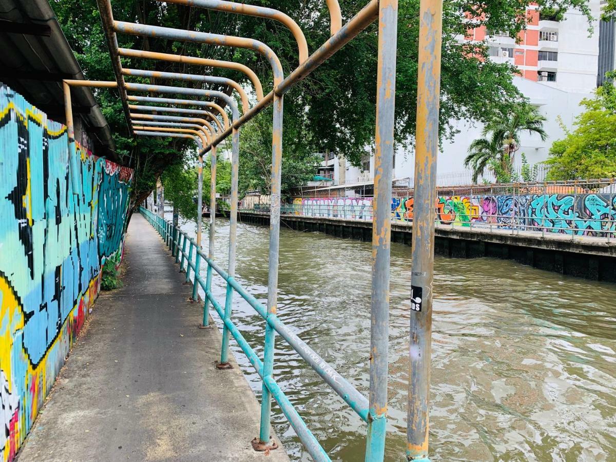 Oasis Cafe And Nap Hostel Bangkok Exterior photo