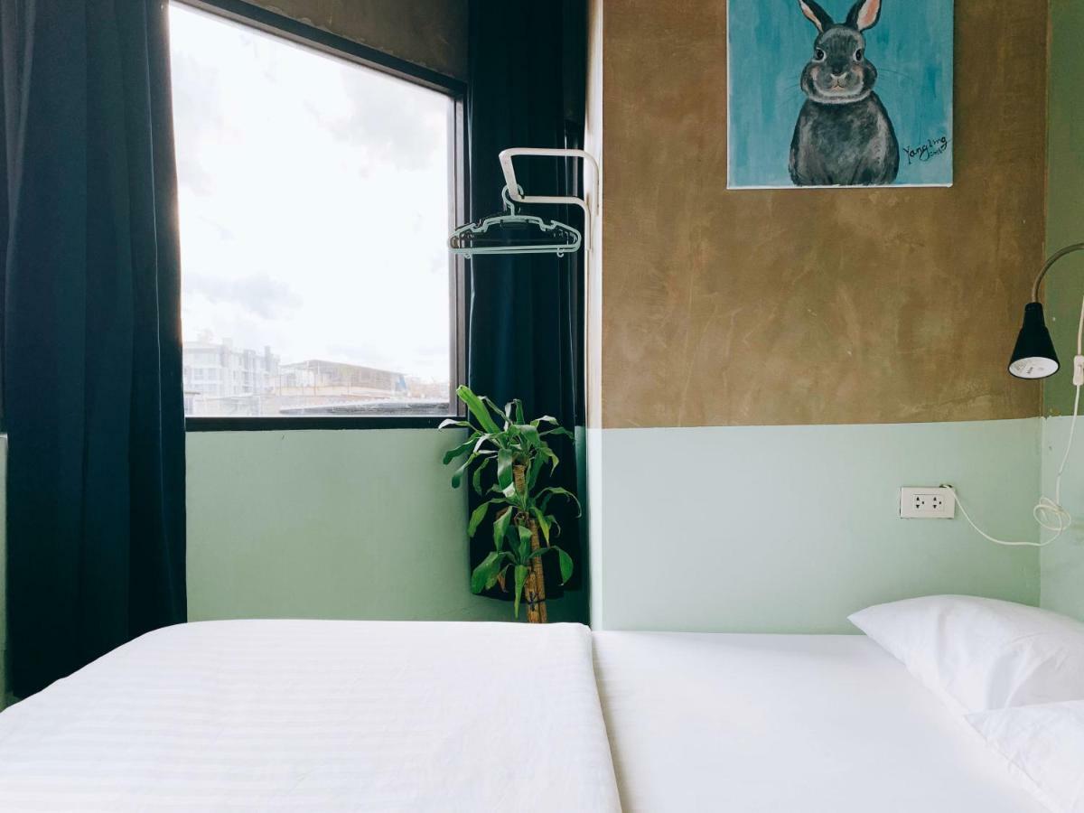 Oasis Cafe And Nap Hostel Bangkok Exterior photo