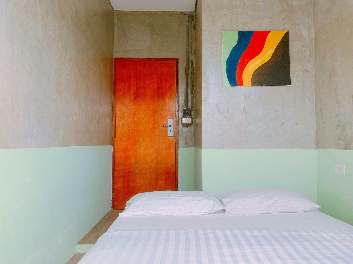 Oasis Cafe And Nap Hostel Bangkok Exterior photo
